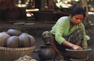 Lombok Burnishing A Pot